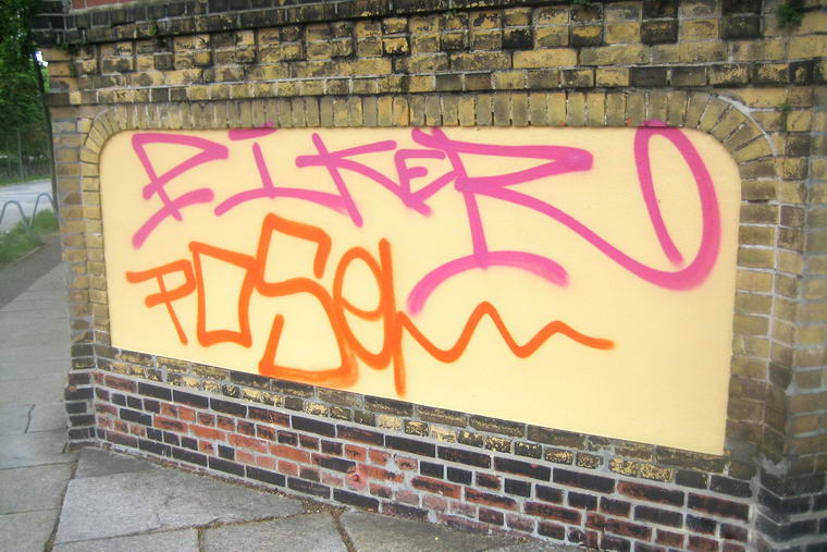 Graffitientfernung an einer Wand Graffitientfernung an einer Wand